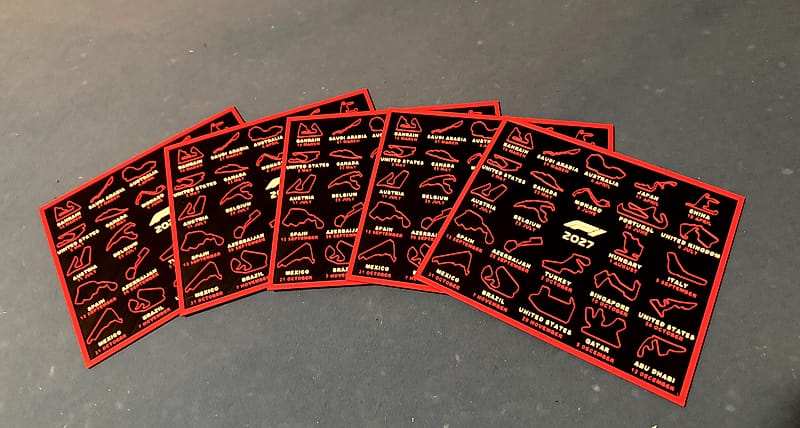 Vijf 2027 race kalenders uitgewaaierd plat op tafel